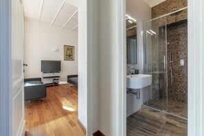 Dusche, Haartrockner, Bidet, Toilettenpapier