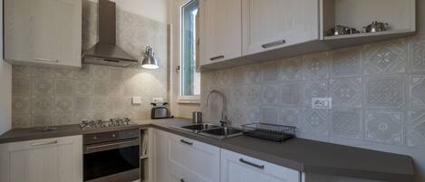Frigorifero, microonde, forno, piano cottura