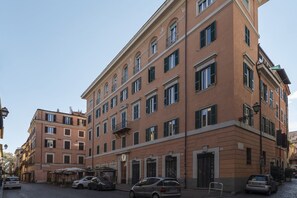 Exterior - GuestHost - Modern and comfortable 100sqm apartment, with terrace, able to accommodate up to 4 people. Located on the third floor, with elevator (not suitable for disabled people), of a building few steps away from Piazza Santa Maria in Trastevere, the p (Roma)