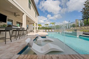 Piscine chauffée, chaises longues