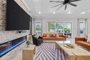 Fernseher, Kamin, Stereoanlage