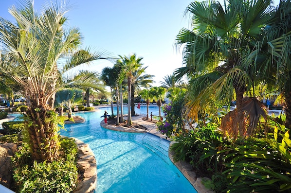 Piscine chauffée, chaises longues
