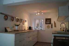 ثلاجة، فرن، موقد طهي مسطح، غسالة أطباق