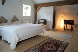 4 habitaciones, tabla de planchar con plancha, wifi y ropa de cama 