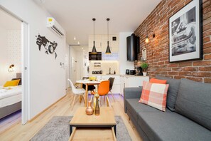 Flat-screen TV, Netflix, streaming services
