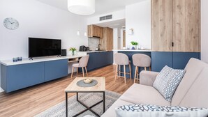 Um apartamento moderno com sala de estar, cozinha e área de refeições.
