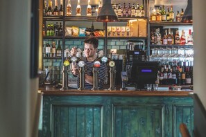 Ocean views, serves lunch and dinner - Rock Point Inn (Lyme Regis)