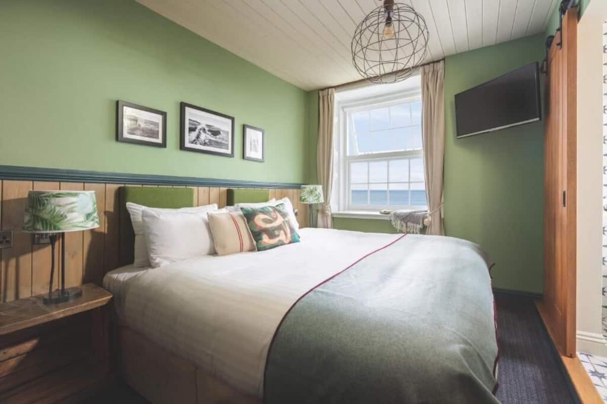 Desk, iron/ironing board, free WiFi, bed sheets
