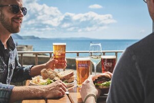 供应午餐和晚餐，海景