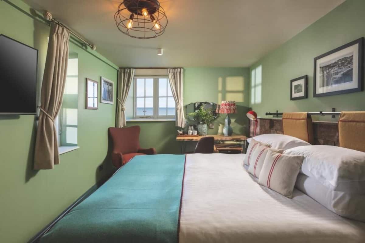Desk, iron/ironing board, free WiFi, bed sheets