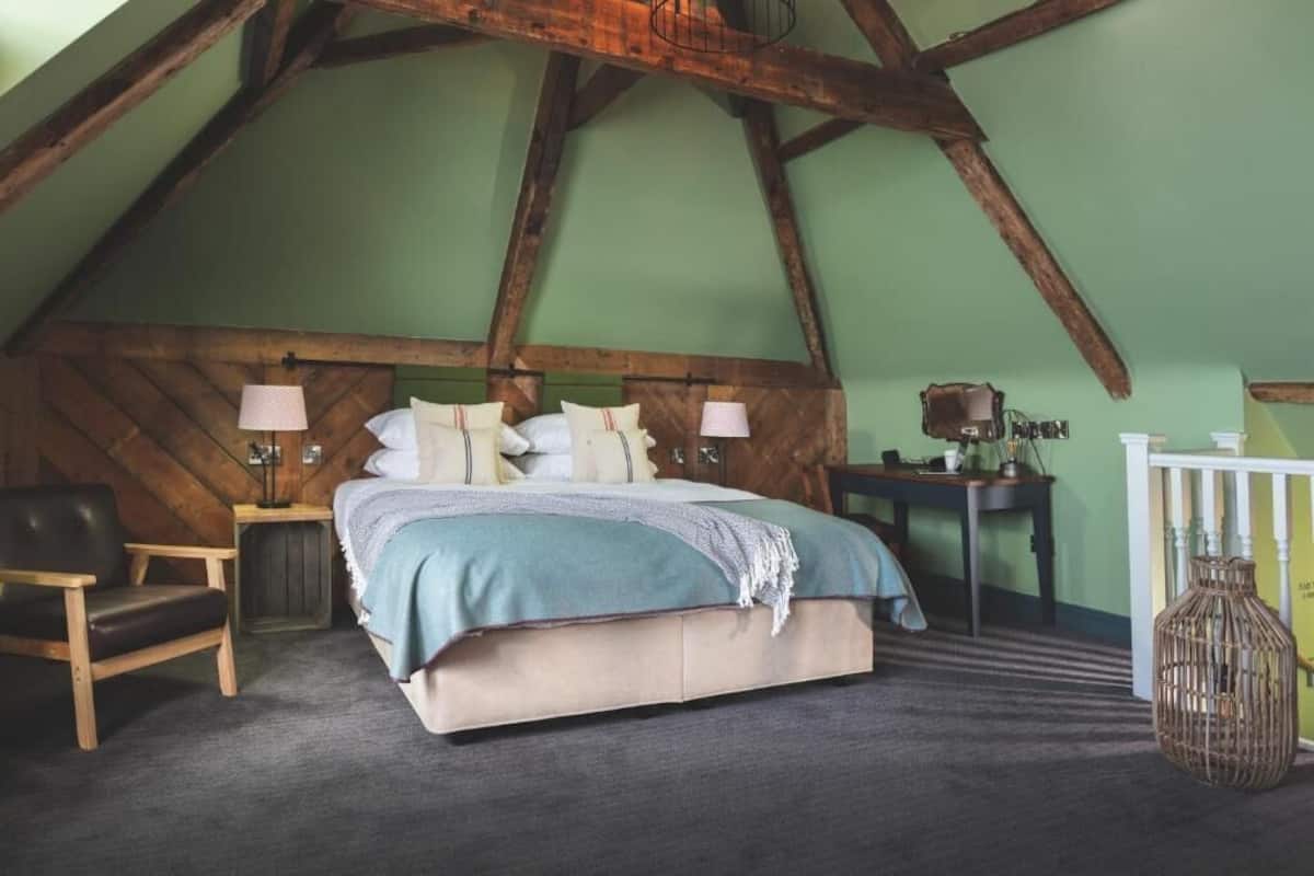 Desk, iron/ironing board, free WiFi, bed sheets