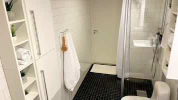 Deluxe-huoneisto | Kylpyhuone | Suihku