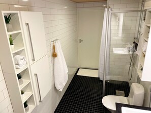 Deluxe Apartment | Bathroom | Shower