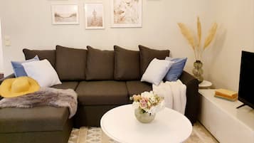 Deluxe Apartment | Living area | Flat-screen TV