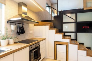 Jääkaappi, uuni, kahvin-/teenkeitin, vedenkeitin