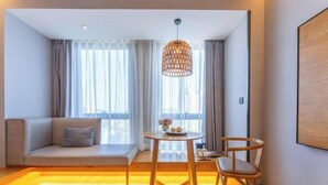 Una sala de estar moderna con un sofá, una mesa redonda y una silla.