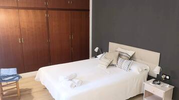 3 slaapkamers, een strijkplank/strijkijzer, gratis wifi, beddengoed