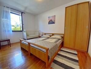 2 slaapkamers, reisbedje, gratis wifi, beddengoed