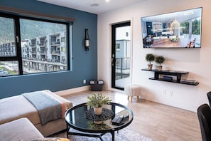 Una Smart TV, una chimenea