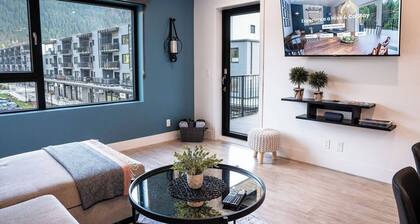 Stunning Pet-Friendly Condo with Expansive Mountain Views