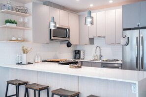 Refrigerador, microondas, horno, placa de cocina