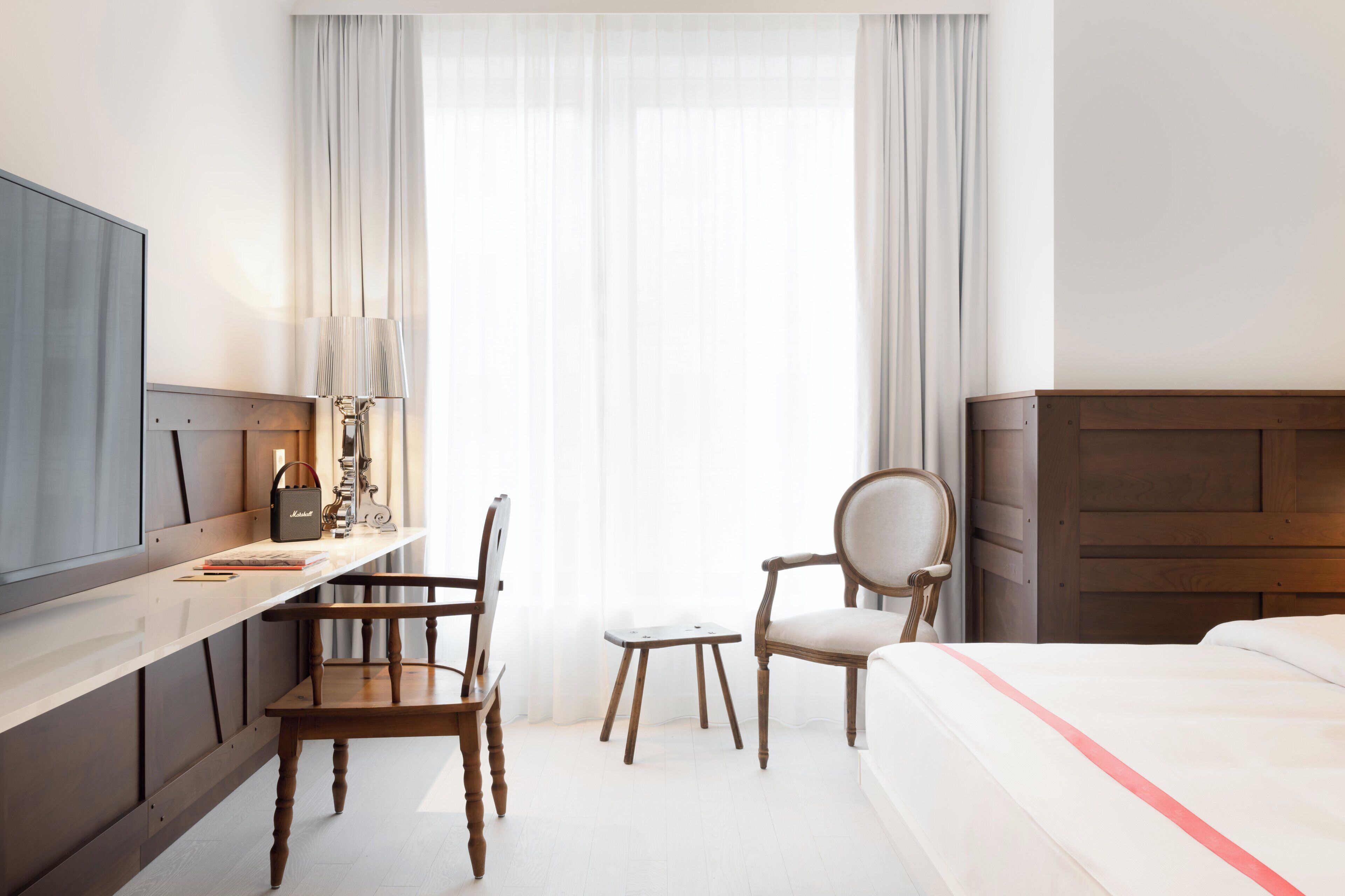 Luxe beddengoed, een kluis op de kamer, een bureau, een laptopwerkplek