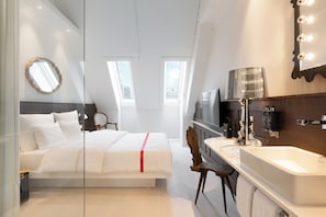 Lovely Room | Premium-sengetøj, pengeskab på værelset, skrivebord