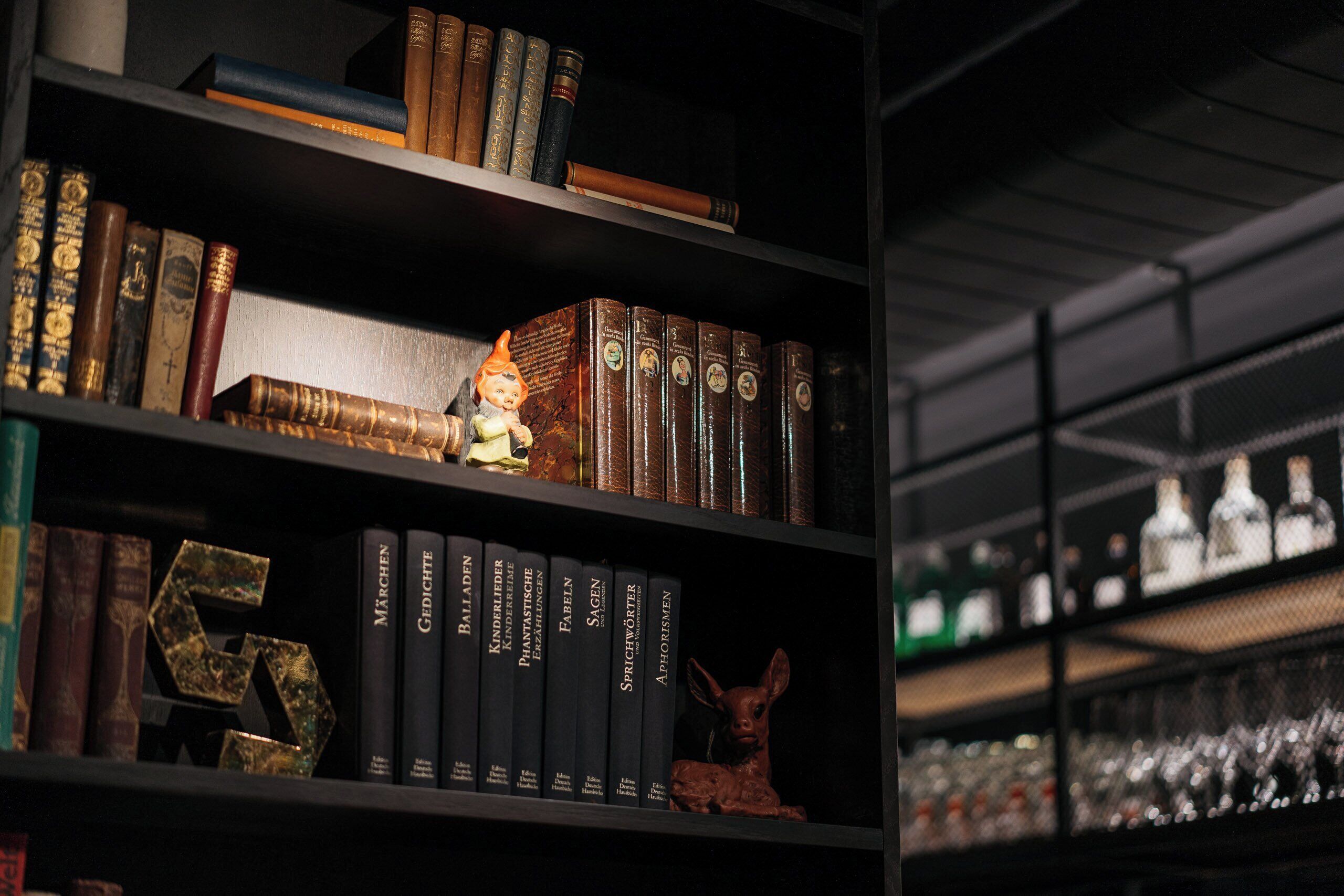 Una estantería con libros y objetos decorativos.