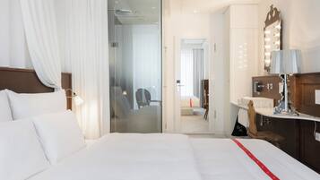 Premium bedding, in-room safe, desk, laptop workspace