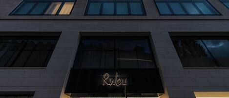 Un edificio con un letrero que dice 'Ruby', múltiples ventanas y un estilo arquitectónico moderno.
