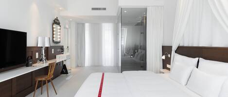 Premium bedding, in-room safe, desk, laptop workspace