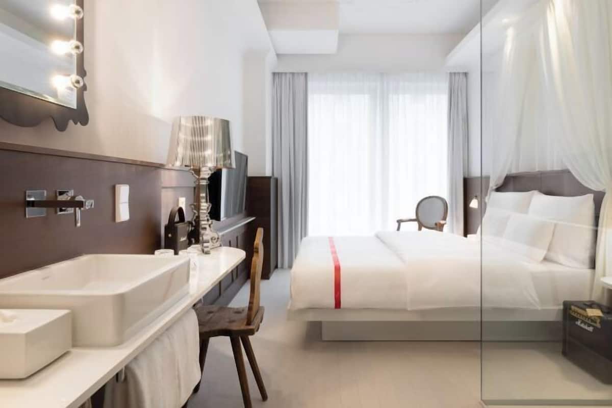 Literie de qualité supérieure, coffres-forts dans les chambres, bureau