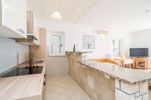 Kjøleskap, ovn, kokeplater og oppvaskmaskin