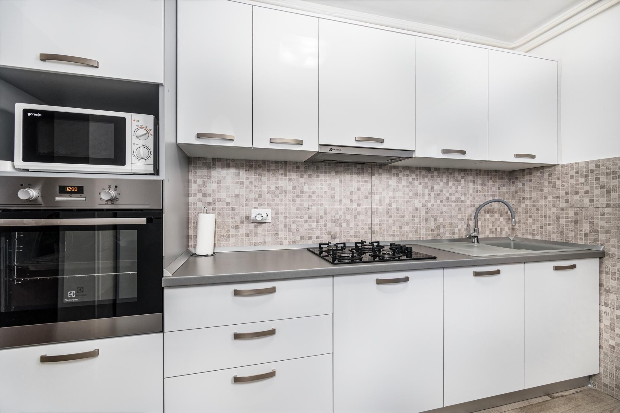 Frigorifero, microonde, forno, piano cottura