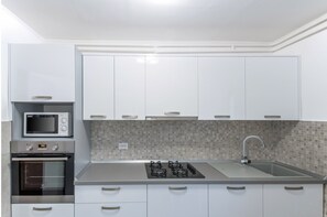 冰箱、微波炉、烤箱、炉灶