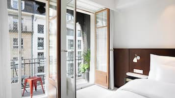 客房内保险箱、笔记本电脑工作区、隔音、免费 WiFi