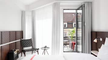 Zimmersafe, laptopgeeigneter Arbeitsplatz, schallisolierte Zimmer