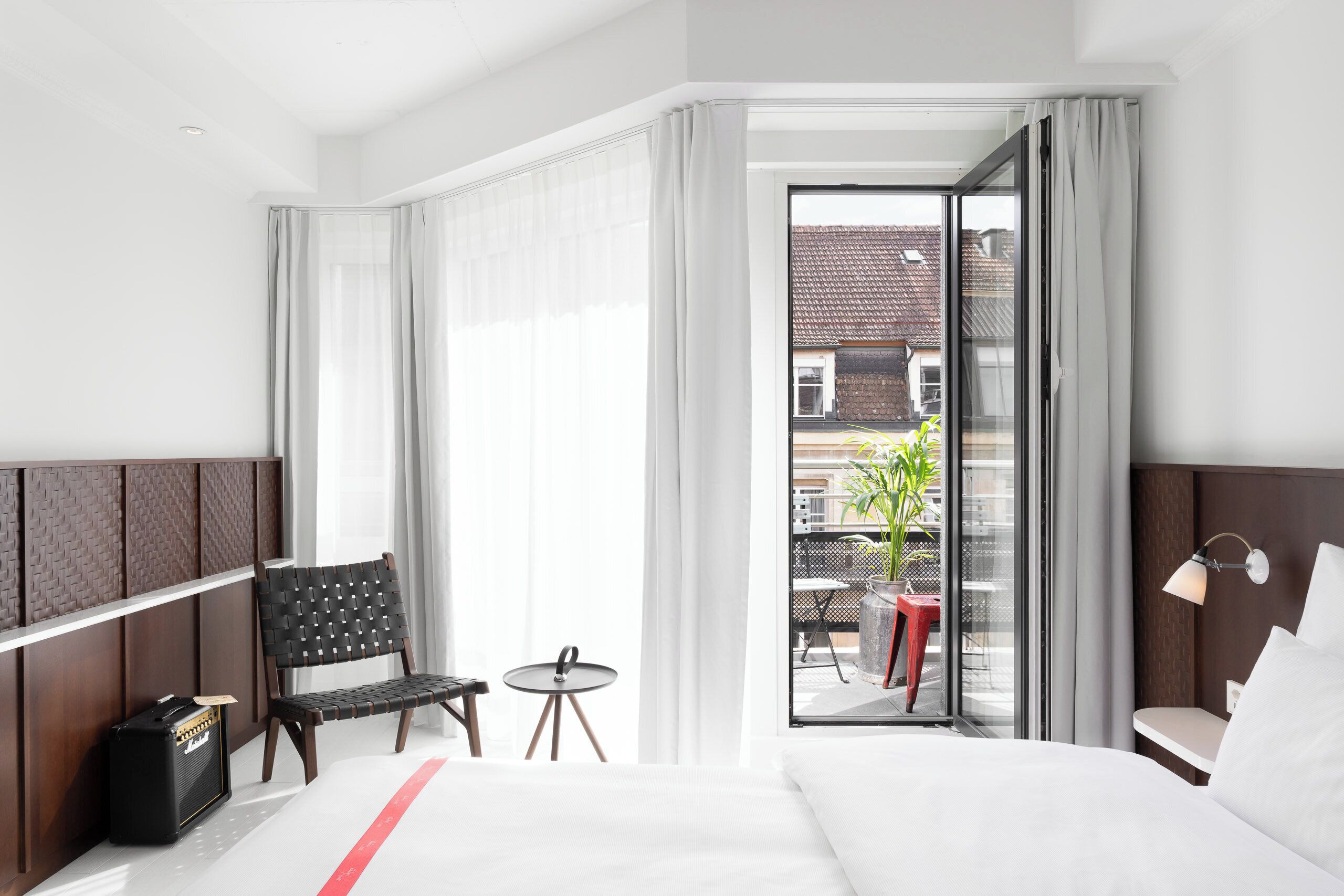 Habitación, 1 cama de matrimonio, balcón (Wow Room) | Caja fuerte y espacio para trabajar con un portátil