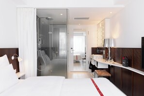 In-room safe, laptop workspace, soundproofing, free WiFi - Ruby Claire Hotel Geneva by IHG (Geneva)