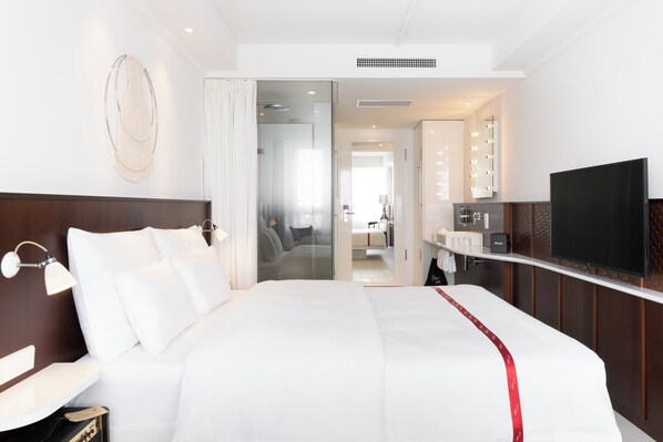 Lovely Room | Tallelokero huoneessa, kannettavalle tietokoneelle sopiva työtila