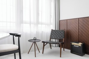 Tallelokero huoneessa, kannettavalle tietokoneelle sopiva työtila