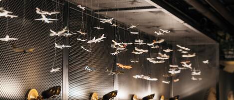 Una exhibición de maquetas de aviones colgando del techo con textura.