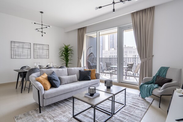 Appartement Confort | Coin séjour | TV connectée de 32 pouces avec chaînes par câble, télévision, Netflix