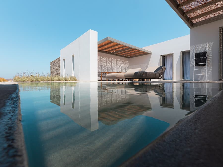 Cove Signature Suite with Private Pool | Una cassaforte in camera, con stile personalizzato