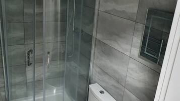 Apartment, Multiple Beds | Bathroom | Shower, towels