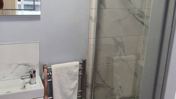 Apartemen, Beberapa Tempat Tidur | Kamar mandi | Shower dan handuk