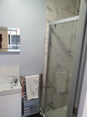 Apartment, Multiple Beds | Bathroom | Shower, towels - City Centre, Detached 10 Person Accommodation (Liverpool)