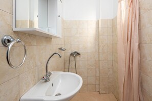 Doccia, asciugacapelli, asciugamani, sapone