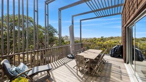 Outdoor dining - Tree Top House resort style luxury in Fairhaven (Fairhaven)