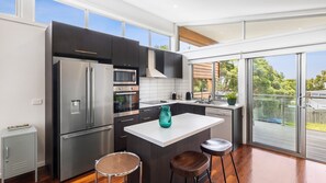 Dishwasher, coffee/tea maker, cookware/dishes/utensils - Beach Baby - fun in the sun! (Aireys Inlet)